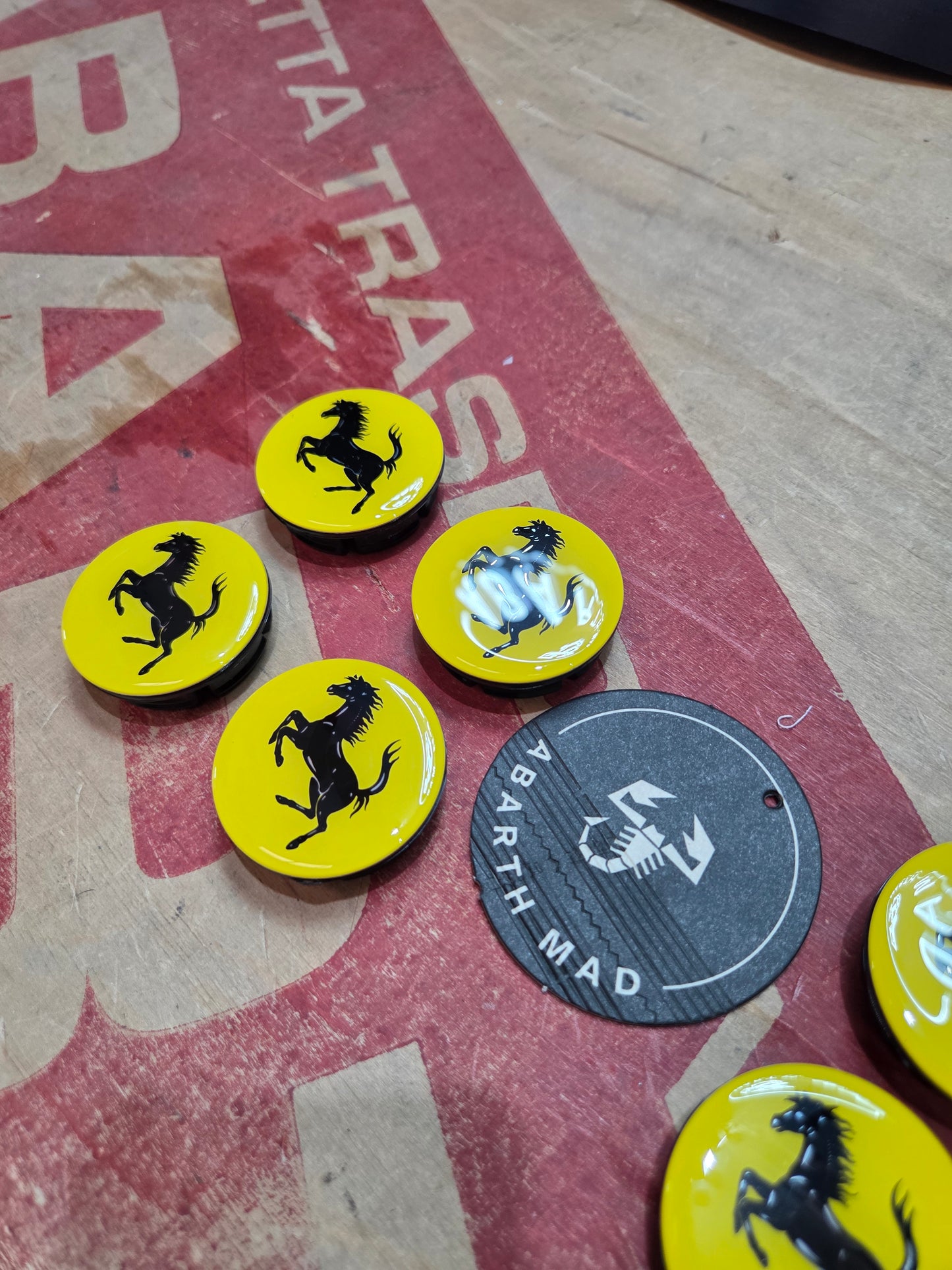 Abarth 50 o 60mm Ferrari Center Caps Tapa Llanta Buje