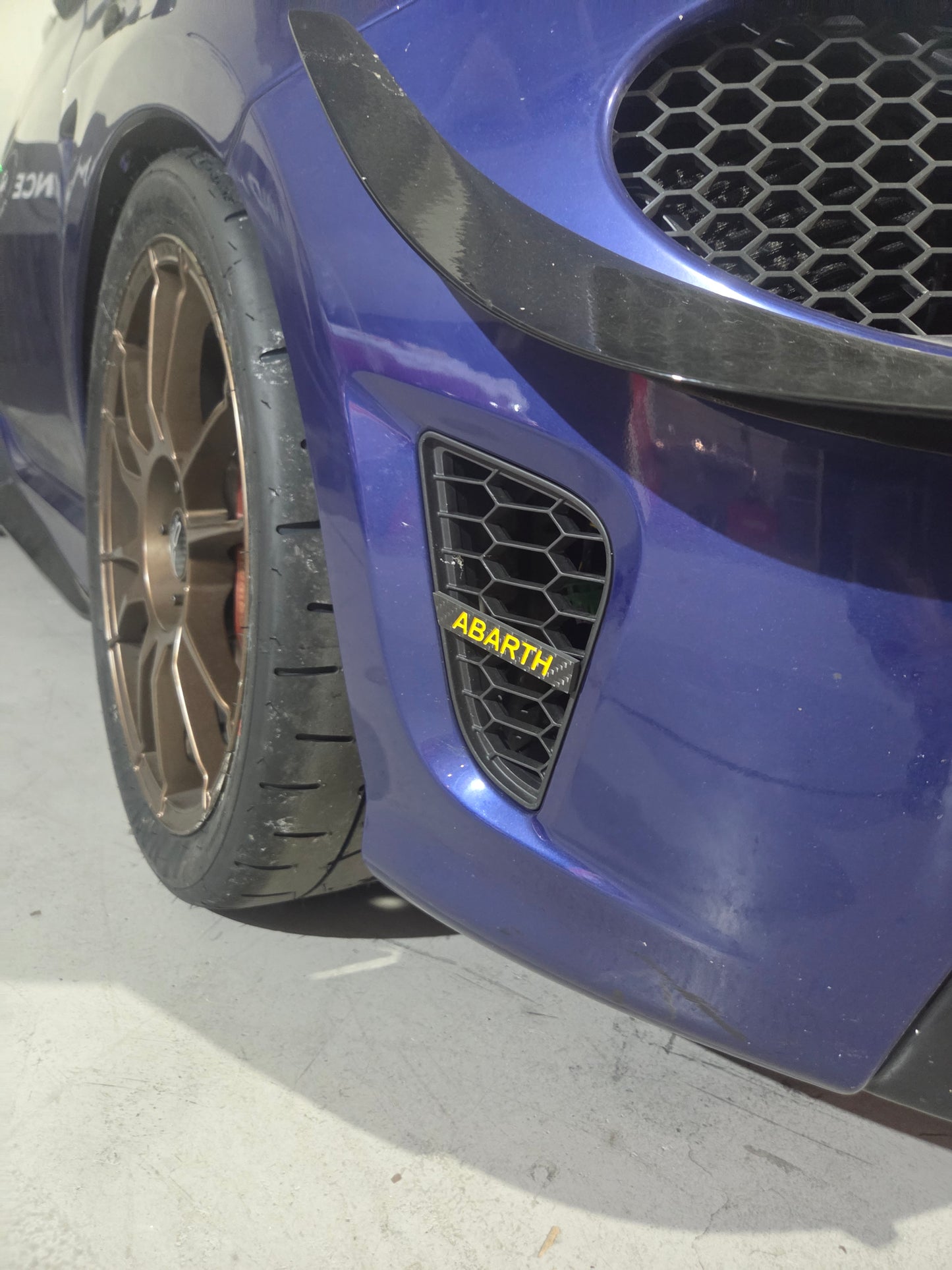 New! Abarth Restyling 2016+ Side Mesh Grille Carbon Fiber Emblem Rejillas Laterales (2)