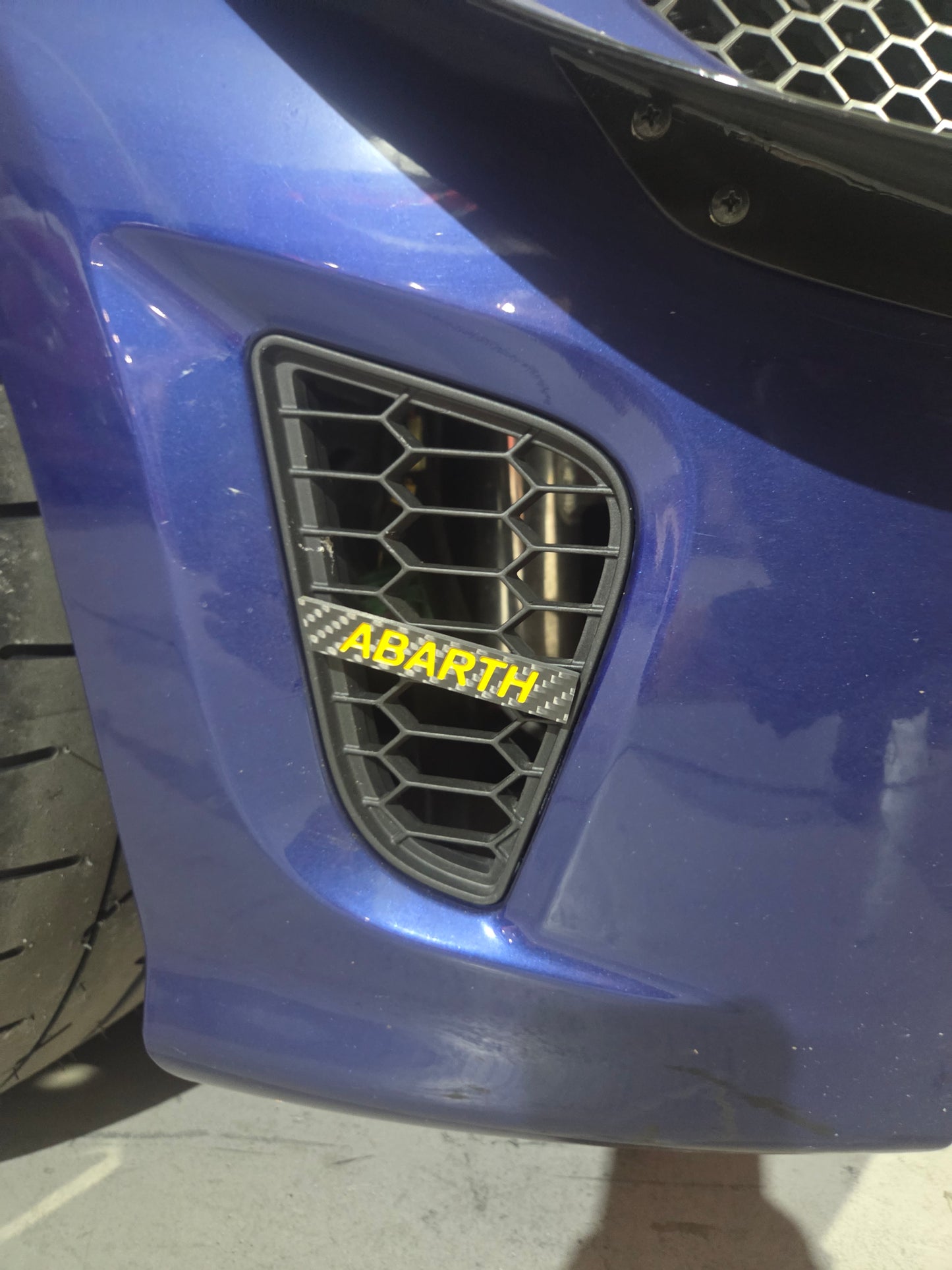New! Abarth Restyling 2016+ Side Mesh Grille Carbon Fiber Emblem Rejillas Laterales (2)