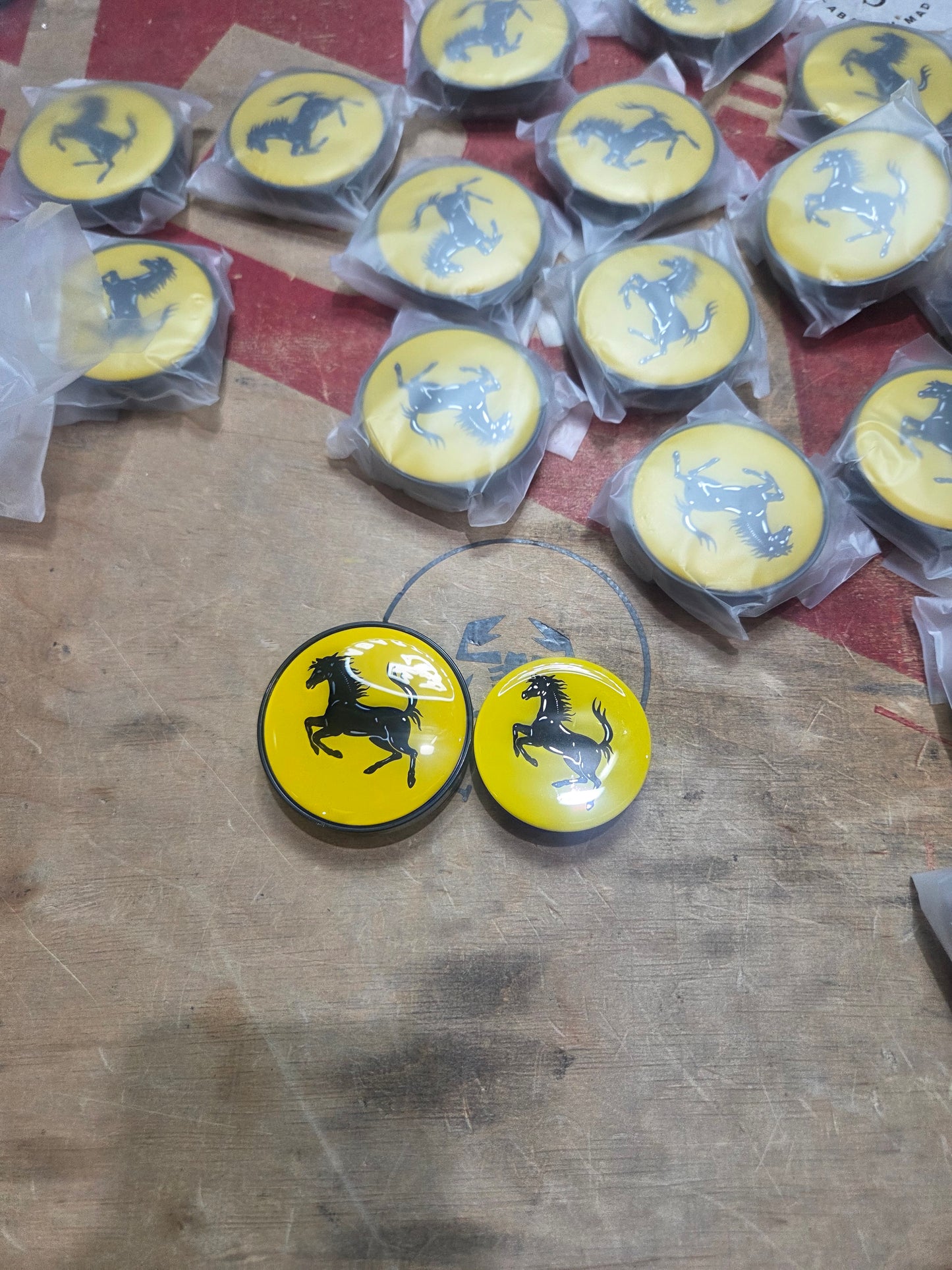 Abarth 50 o 60mm Ferrari Center Caps Tapa Llanta Buje