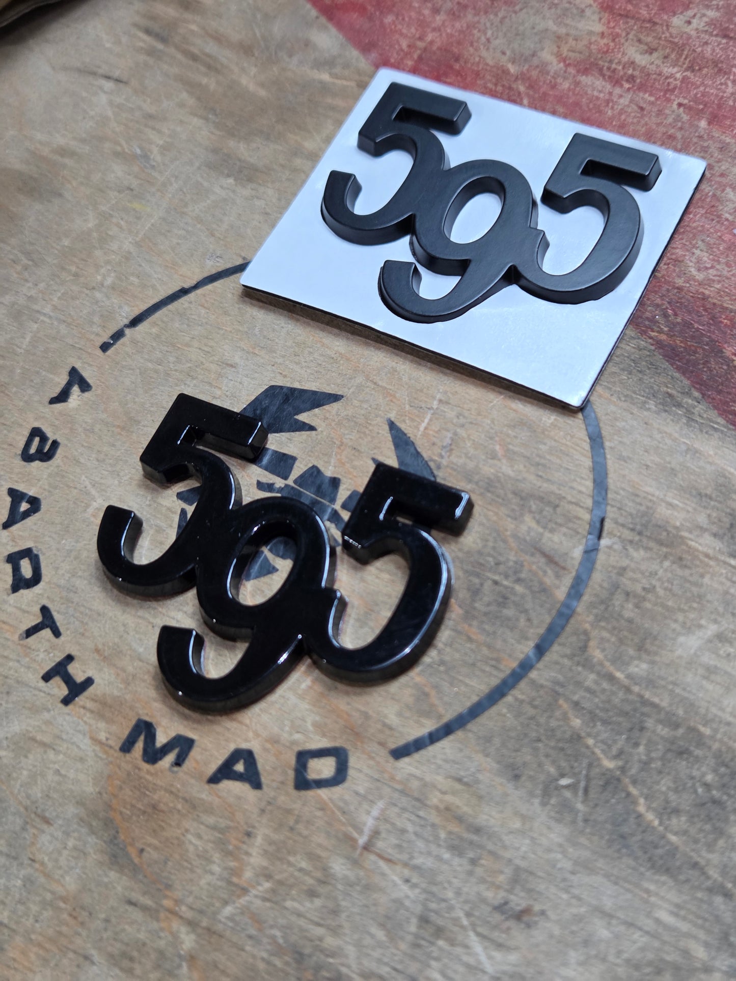 Abarth 595 o 695 Emblema Badge  (1) ⚫🟡🔴⚪