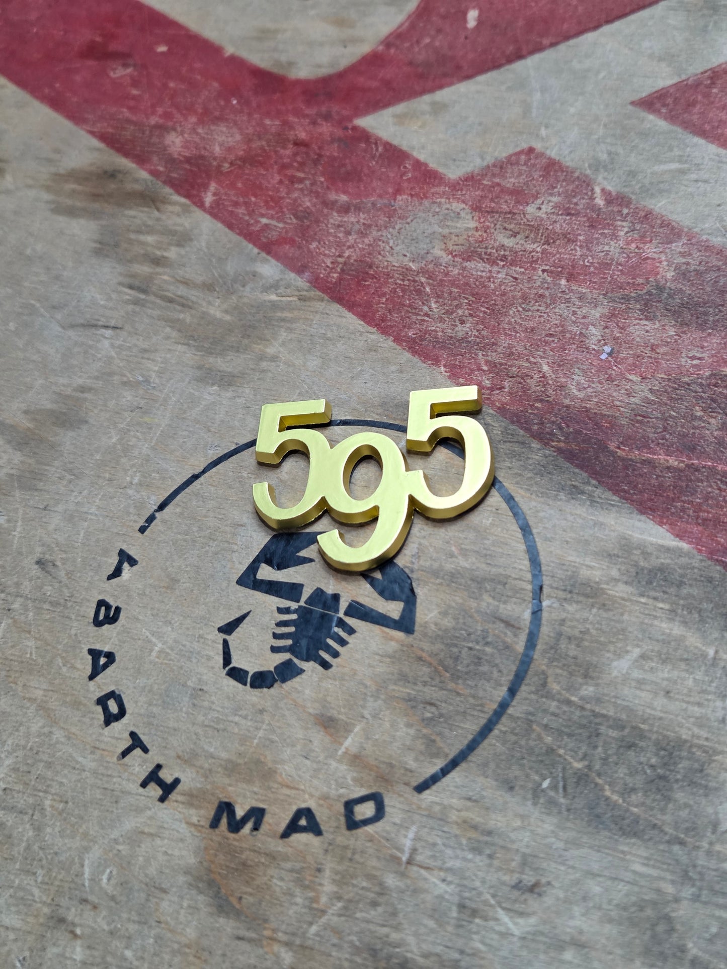 Abarth 595 o 695 Emblema Badge  (1) ⚫🟡🔴⚪