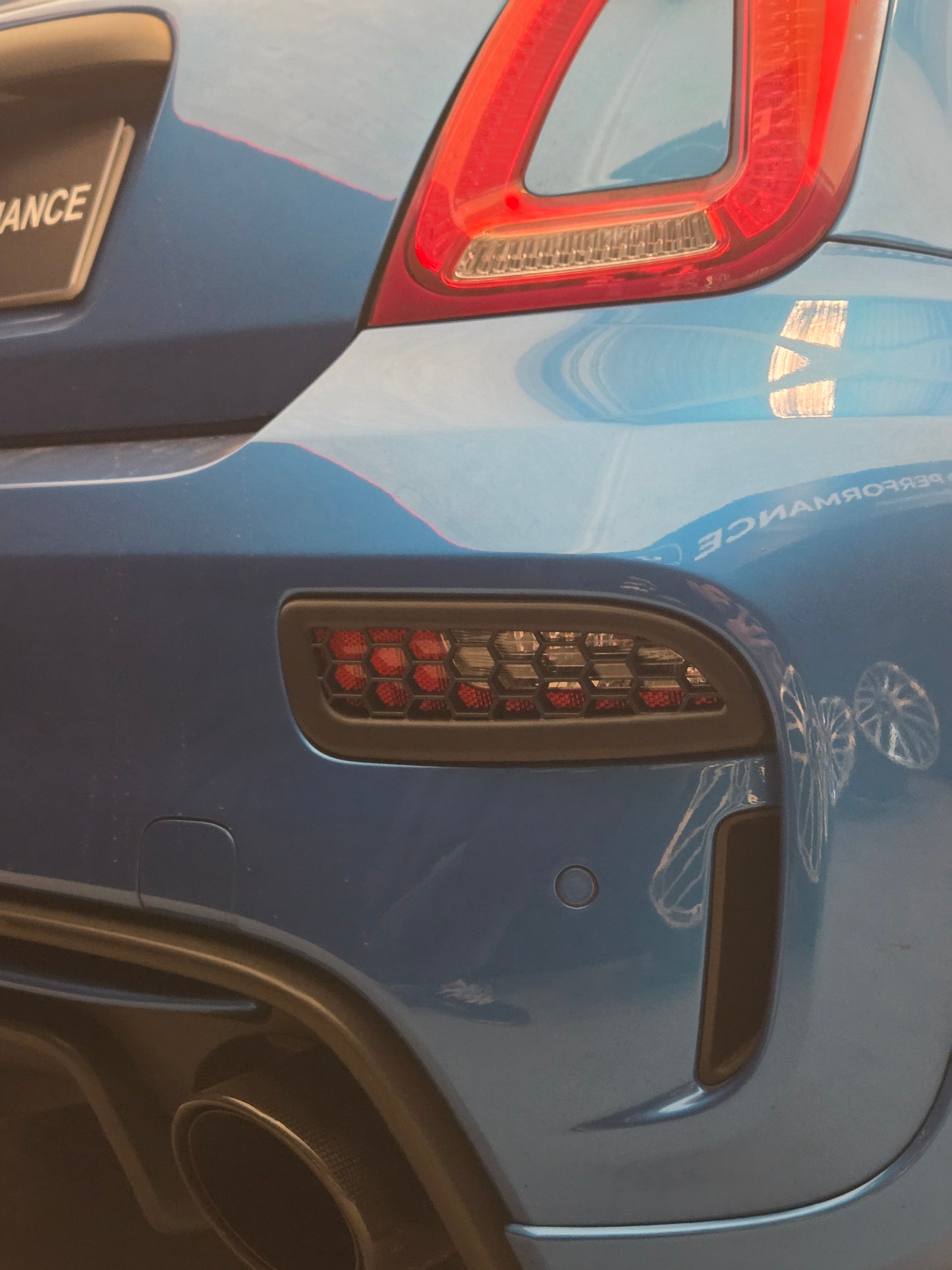 Abarth 2016+ Restyling Set Pareja (2) 3D Rear Reflector Bumper Cover Lights Rejilla Paragolpes Trasero