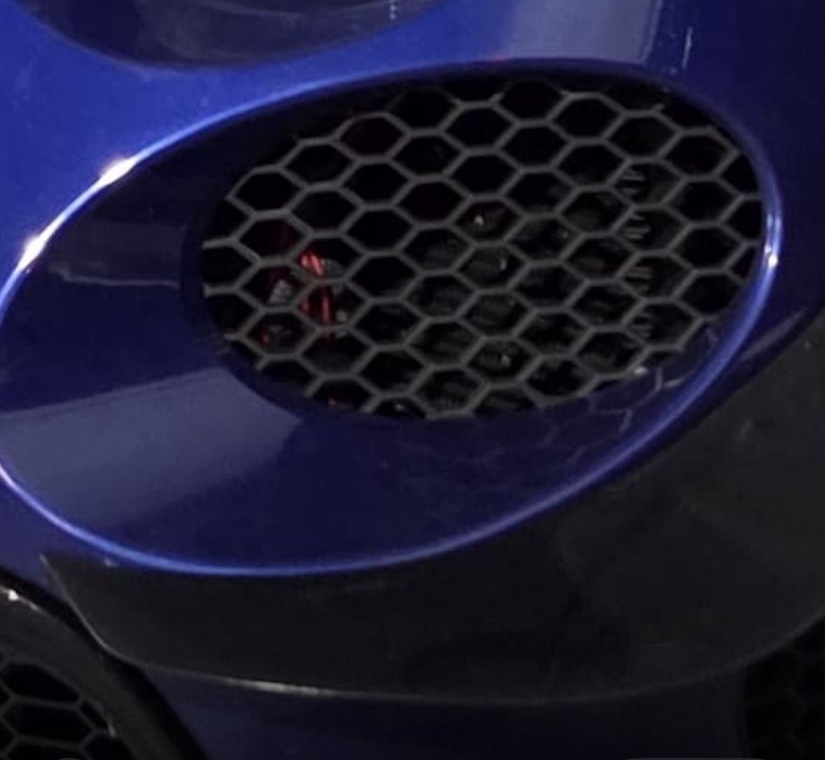 Il pannello della griglia Abarth elimina la luce del giorno