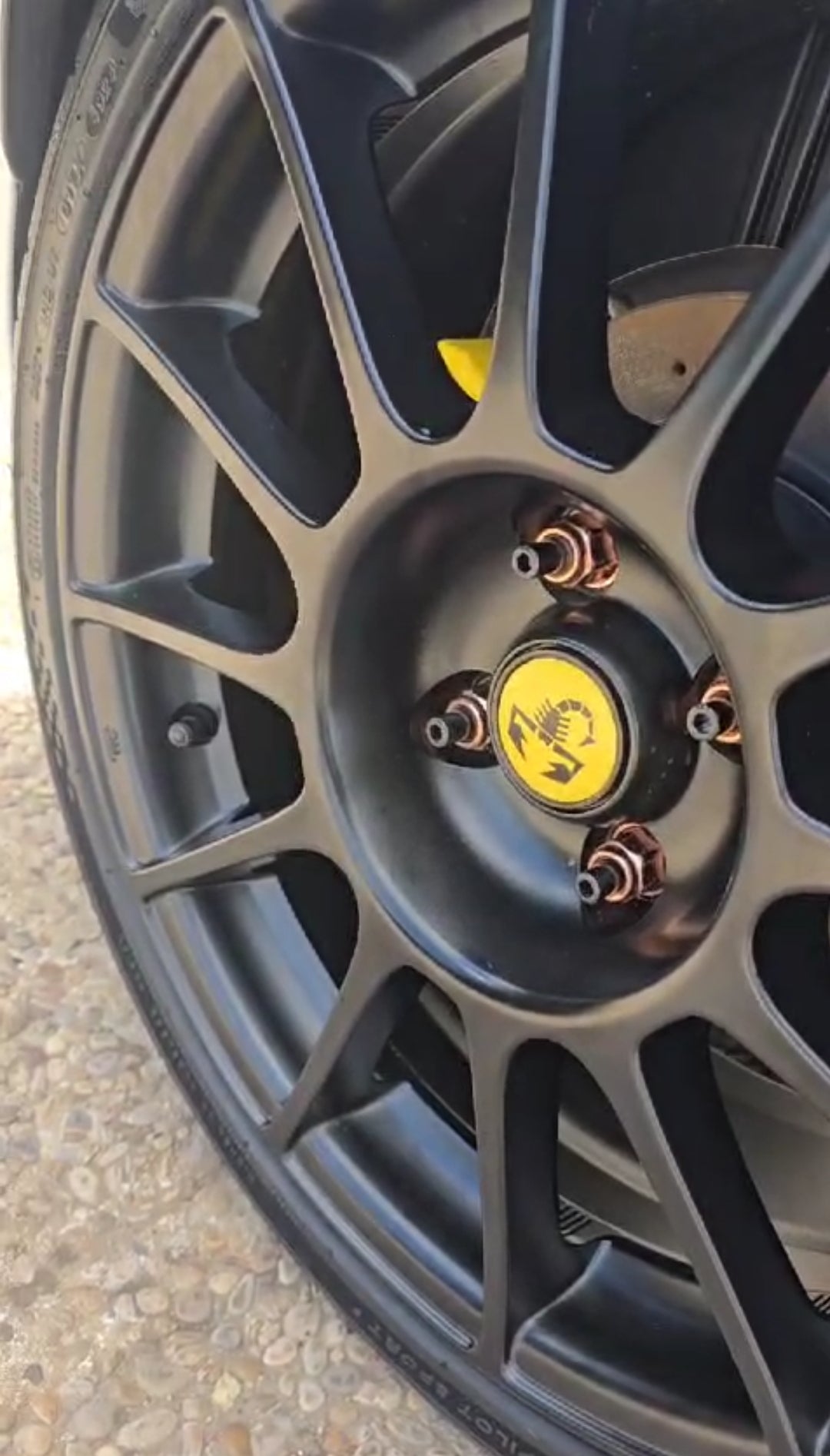 Abarth Kit Llanta Espárragos y Tuercas