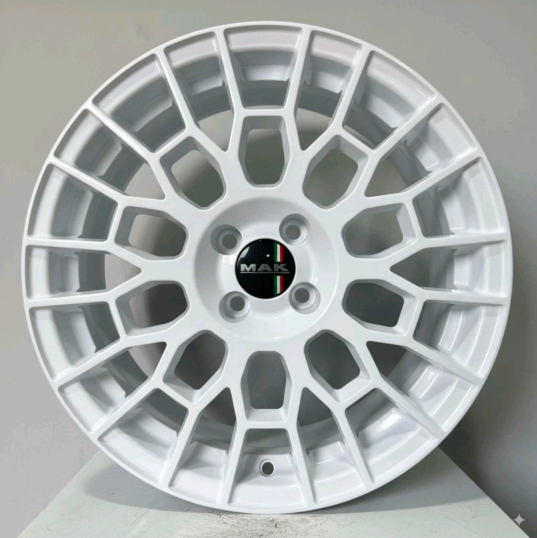 NEW!! Abarth Fiat Alfa 4x98 17x7J et29 Mak APX