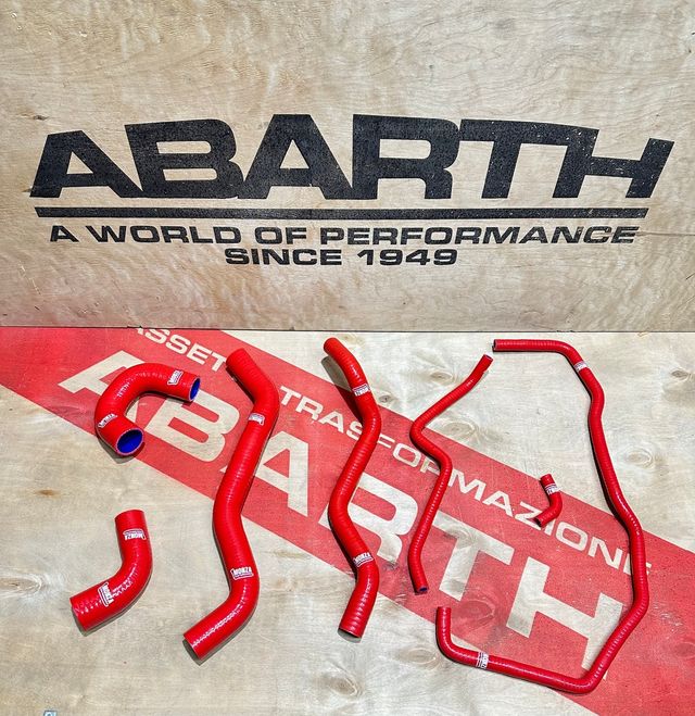 Abarth Kit (8) Tubi Radiatore Acqua in Silicone Nero⚫ o Rosso🔴